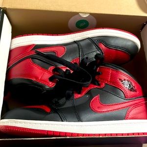 Air Jordan 1 Mid (Ps) Size 2y “Banned”